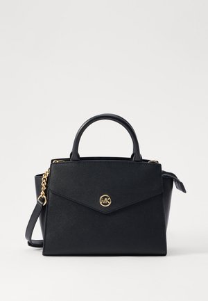 Černá kabelka vyrobená z texturovaného syntetického materiálu, s horním držadlem, odnímatelným ramenním popruhem a zlatým logem na přední straně.