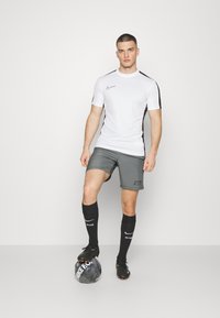 Nike Performance ACADEMY 23 - Pantalón corto de deporte - cool grey anthracite