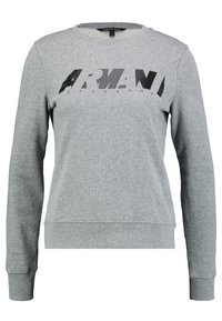 Sudadera gris hecha de material suave, con un cuello redondo, mangas largas y un logo negro prominente en el pecho.