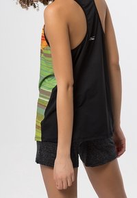 Mouwloos, zwart sporttanktop met een kleurrijk, gemusterde zijkant met groene, oranje en gele strepen. Gepaard met donkergrijze shorts.