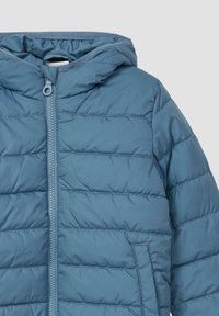 gepuffte Jacke aus weichem blauen Material, mit Kapuze, Frontreißverschluss und horizontalen Steppnähten zur Isolierung. Einfaches Design mit seitlichen Taschen.