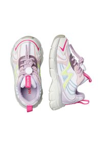 Trampki w kolorze różowym, lawendowym i białym, wykonane z siateczkowego materiału, z teksturowanymi akcentami, neonowymi zielonymi detalami oraz elastycznymi sznurówkami. Żłobiona gumowa podeszwa.