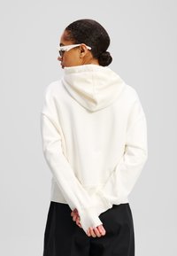 KARL LAGERFELD ASYMMETRIC CROPPED OVERSIZED - Majica s kapuljačom - cannoli cream