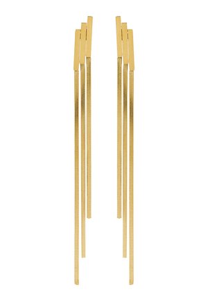 Para długich kolczyków na łańcuszku w kolorze złota z trzema prostokątnymi belkami u góry i wieloma cienkimi łańcuszkami zwisającymi w dół.