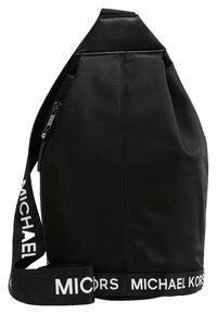 Czarny plecak na jedno ramię z białym paskiem z logo "MICHAEL KORS" i pionowym zamkiem błyskawicznym z boku.