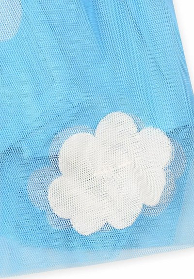 Tissu en maille bleue avec des formes de nuages blancs, créant un design doux et ludique. La texture est respirante et légère.