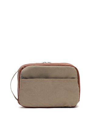 Kompakten pravokoten potovalni etui z bež sprednjim delom iz tkanine, rjavim usnjenim robom, z zadrgo na vrhu in majhnim ročajem ob strani.