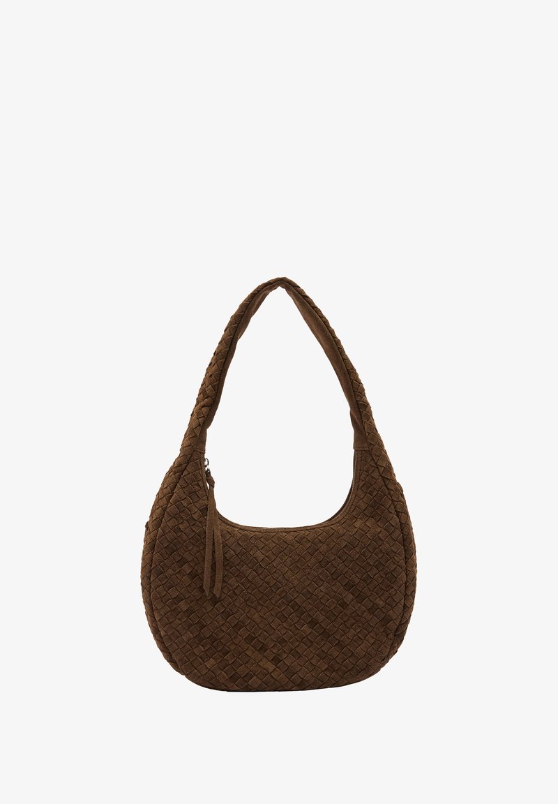 Brązowa pleciona torebka z zamszu o zaokrąglonym kształcie, z długim paskiem na ramię i zamknięciem na zamek błyskawiczny z detalem w postaci chwosta.