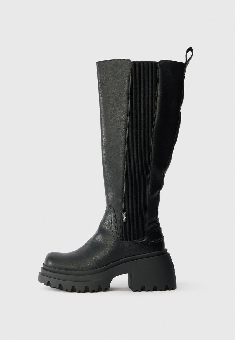 Černé kožené vysoké boty až ke kolenům s texturovanou panely, silnou platformou a poutkem na zadní části pro snadné oblečení.