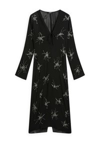 Černé šaty s výstřihem do V a dlouhými rukávy, zdobené stříbrným výšivkou pavouků po celém povrchu. Lehká látka s detailem vázání na krku.