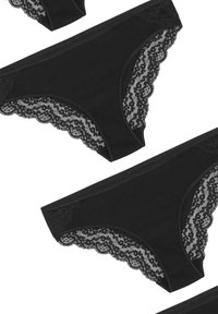 Culotte noire en tissu lisse avec des bordures en dentelle le long de la taille et des jambes, présentant un motif à bords festonnés.
