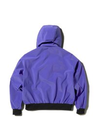 Lila kapucnis dzseki rugalmas mandzsettákkal és szegéllyel, sima, fényes anyagból. Egyszerű kialakítás, látható minták vagy logók nélkül.