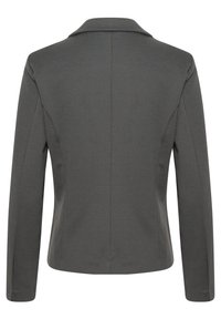 Chaqueta gris a medida con cuello de muesca, mangas largas y una textura suave, con un diseño ajustado y detalles de costura sutiles.