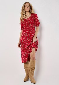 Apricot DITSY FLORAL MILKMAID MIDI - Freizeitkleid - red