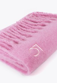 Lyserød uldtæppe med en blød, tekstureret overflade. Har en frynsedetalje i den ene kant og et broderet nummer "5" i en lysere lyserød.