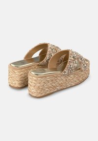 Sandali platform in tessuto beige con suola in juta intrecciata e fascette incrociate decorate con piccole pietre e paillettes.