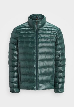 Giacca puffer verde con zip frontale, collo alto e design a righe orizzontali. Presenta due tasche laterali e un piccolo logo sul petto.