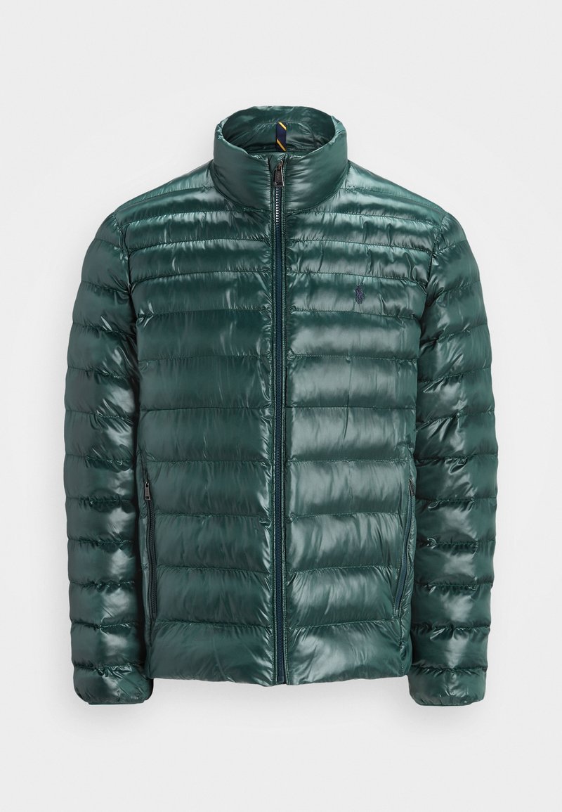 Grüne Pufferjacke mit Reißverschluss vorne, hohem Kragen und horizontal gestepptem Design. Verfügt über zwei Seitentaschen und ein kleines Logo auf der Brust.