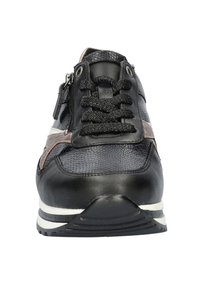 Zwarte sneaker van textuurleer met synthetische accenten. Voorzien van veters, een rits sluiting en een witte zool met een gestructureerde hak.