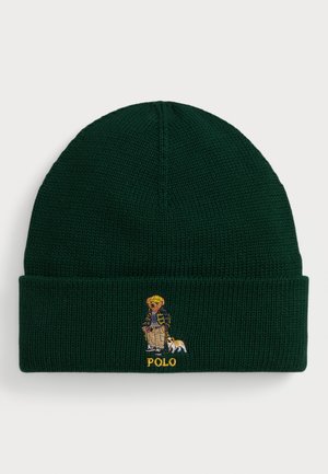 Beanie lavorato a maglia verde con risvolto. Presenta un design ricamato di un orso e un cane, con la scritta "POLO" in giallo sotto il grafico.