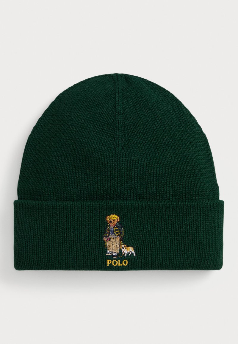 Zelená pletená čepice s ohnutým lemem. Obsahuje vyšívaný design medvěda a psa, s textem "POLO" v žluté barvě pod grafikou.