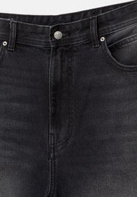 Jean en denim noir à la taille avec fermeture par bouton, passants pour ceinture, poche avant et détails de couture visibles.