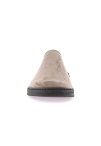 Scarpa slip-on in suede beige con punta rotonda, parte superiore testurizzata e suola in gomma nera. Nessun hardware o motivo visibile.