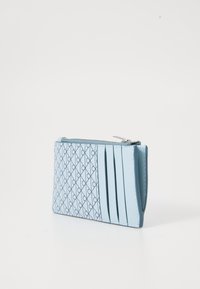 Portafoglio azzurro chiaro con un motivo geometrico, caratterizzato da pieghe e chiusura con zip. Realizzato in materiale liscio, ha una forma compatta e rettangolare.