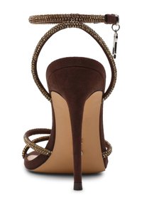 Sandalo con tacco a spillo alto in camoscio marrone, decorato con cristalli trasparenti sulle cinghie incrociate e cinturino regolabile alla caviglia.