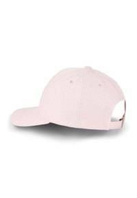 Casquette de baseball rose avec une visière courbée, une sangle ajustable à l'arrière et un tissu texturé. Elle possède des trous de ventilation sur les côtés.