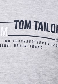 TOM TAILOR DENIM LONGSLEEVE WITH CHEST PRINT - Hosszú ujjú felső - light grey