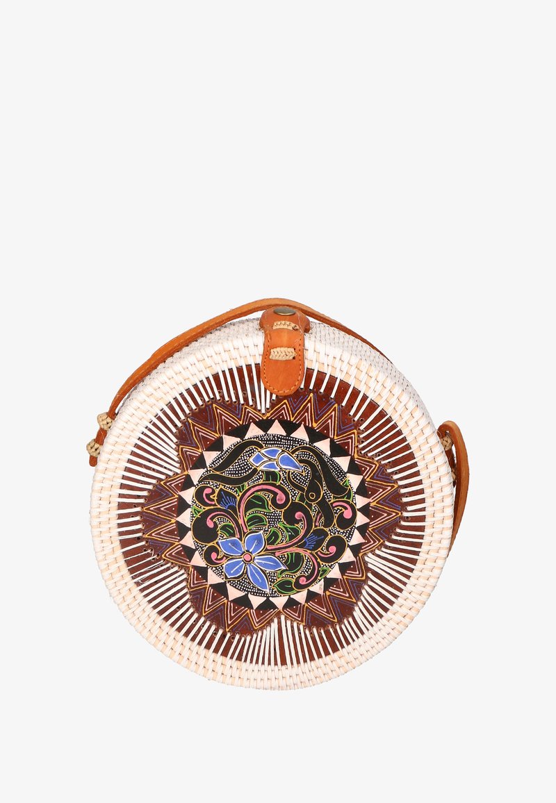 Borsa a mano rotonda intrecciata realizzata in wicker bianco e pelle marrone. Presenta un design floreale colorato su sfondo nero e una tracolla in pelle.
