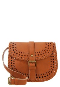 Hellbraune Leder-Umhängetasche mit Ausschnitt-Details, fransigen Rändern und Klappverschluss. Mit verstellbarem Riemen und einem Messing-Schnallenakzent.