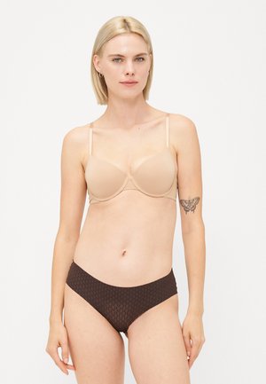 Naakt push-up beha met verstelbare bandjes en een gladde textuur, gecombineerd met bruin gemusterde slipjes met een lage taille.