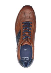 Chaussure en cuir marron avec un design perforé, accents navy et bout rond. Elle possède des lacets bleu foncé et une semelle intérieure marquée avec la taille.