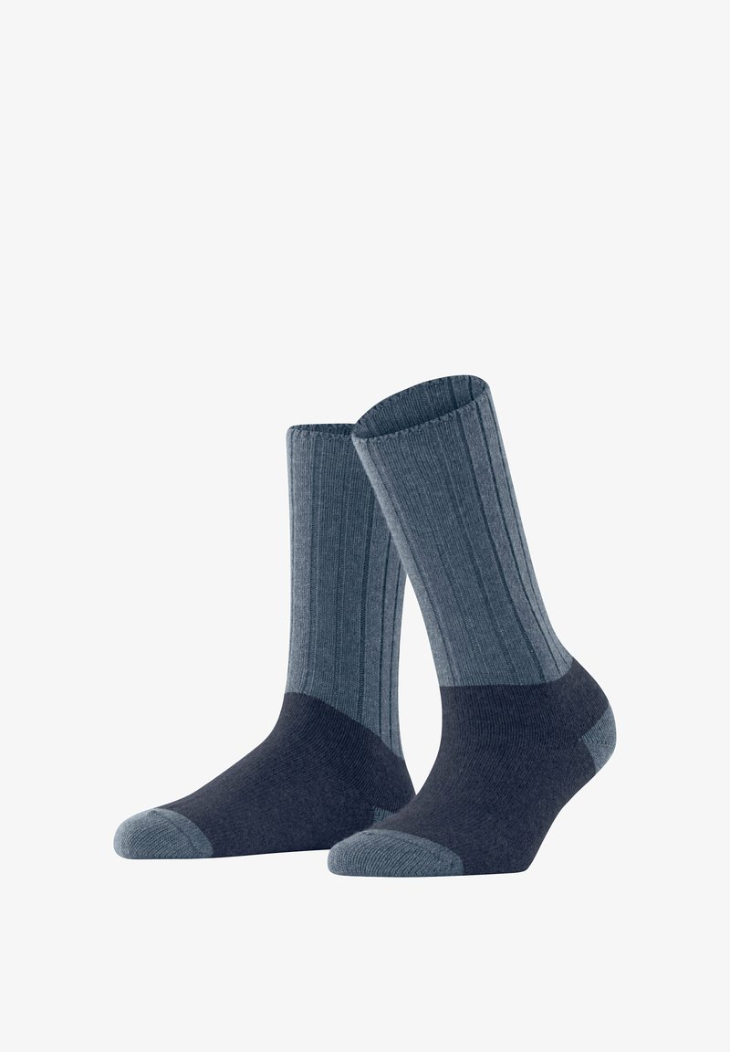 Socken aus Baumwollmischung mit einem gerippten Design, in dunkelblauen und hellblauen Farbtönen. Verstärkte Zehen und Fersen für zusätzliche Langlebigkeit.