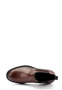 Stivaletto Chelsea in pelle marrone con pannelli elastici laterali, finitura liscia e suola nera testurizzata. Dotato di un inserto per facilitarne l'indossamento.