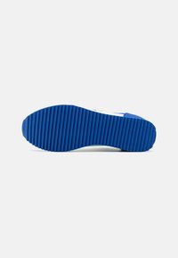 EA7 Emporio Armani LACES UNISEX - Tenisice - white/baltimora