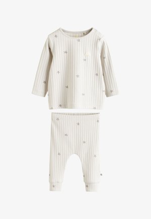 Haut bébé à manches longues en côte couleur crème et pantalon avec imprimés d'étoiles grises et petite broderie d’arc-en-ciel sur la poitrine du haut.