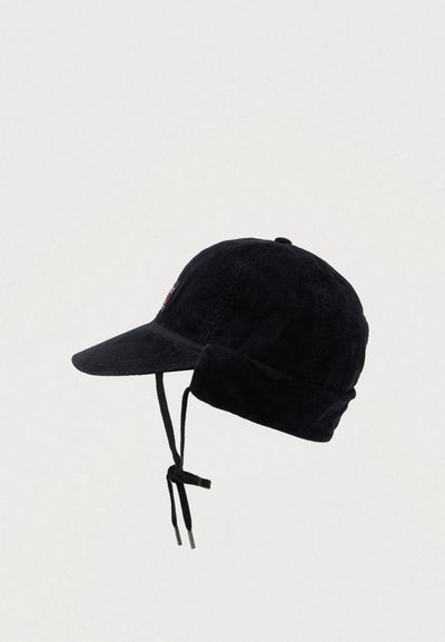Boné de corduroy preto com aba curva, abas para as orelhas e cordões ajustáveis; apresenta uma textura e elementos de design discretos na frente.