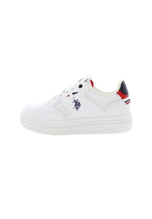 Vita sneakers med en slät läderöverdel och nätpaneler, med en blå logotyp och röda detaljer på häl och tungad. Gummisula.