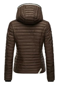 Veste rembourrée brune avec capuche, présentant des coutures horizontales et des poignets côtelés. Comprend une étiquette sur le côté inférieur. Matériau lisse et brillant.