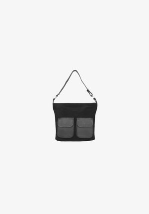 Borsa a spalla in tela nera con design piatto, caratterizzata da due tasche frontali testurizzate e una tracolla regolabile. Superficie liscia, stile minimalista.