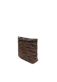 Busta con zip realizzata in tessuto, con un motivo a strisce zebra marroni e nere. Texture liscia, forma rettangolare con una tasca frontale.