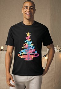Sort T-shirt med et farverigt, oplyst juletrædesign med svirvlende linjer og en stjerne øverst. Casual pasform, rund udskæring.