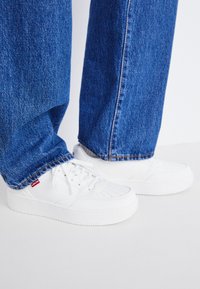 Levi's® Sporta apavi - brilliant white