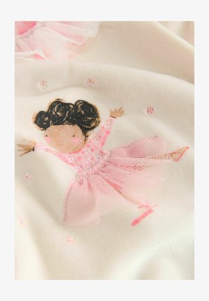 Puha krémszínűanyag, amelyen egy rózsaszín ruhás lány illusztrációja látható, tüll szoknyával, hímzett részletekkel és szétszórt virágmotívumokkal.
