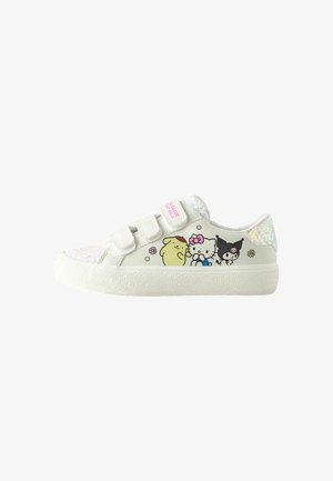 Weißer Kindersneaker mit drei Klettverschlüssen, Glitzerdetails und bunten Cartoonfiguren an der Seite.