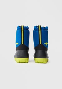Een paar blauwe winterlaarzen met zwarte hakken, gele zolen, een kangoeroelogo en verticale zwart-geel gestreepte details aan de achterkant.