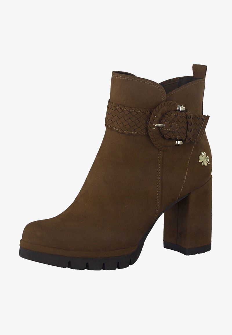 Bottine en daim marron avec un détail de ceinture tressée et boucle, talon carré, bout arrondi et semelle en caoutchouc avec un motif texturé.